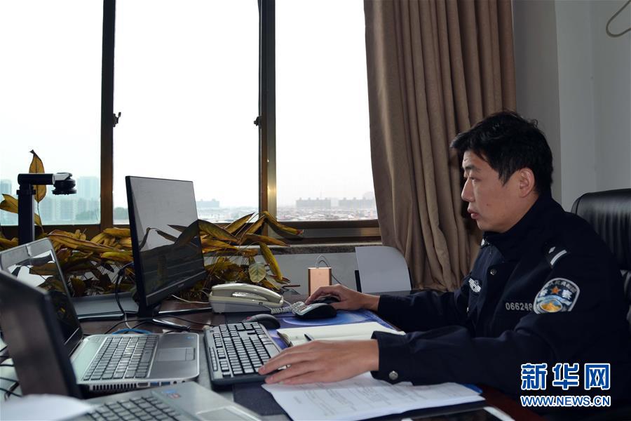 （習(xí)近平致敬的戰(zhàn)“疫”英雄·公安干警篇·圖文互動(dòng)）（8）他們，抗疫一線鑄警魂