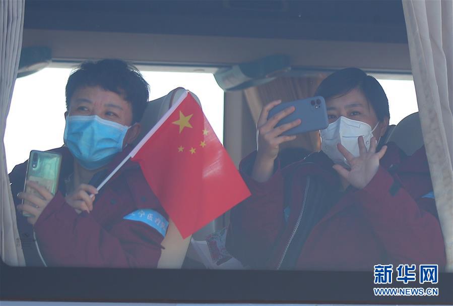 (在習(xí)近平新時代中國特色社會主義思想指引下——新時代新作為新篇章·習(xí)近平總書記關(guān)切事·圖文互動)(3)給你最溫暖的擁抱——保護關(guān)心愛護抗疫一線醫(yī)務(wù)人員在行動