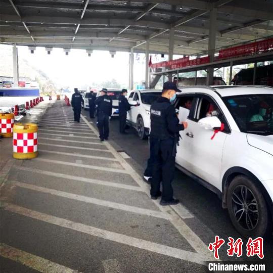 圖為云南一邊境檢查站防控疫情同時(shí)嚴(yán)防境外毒品滲透。　云南省公安廳供圖 攝