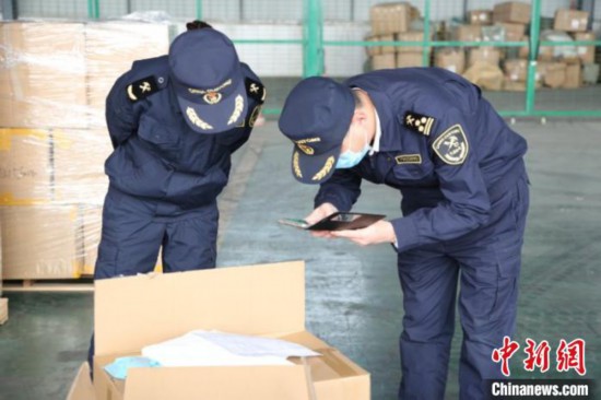 13萬只口罩等防疫物資搭乘中歐班列(成都)緊急運(yùn)往歐洲