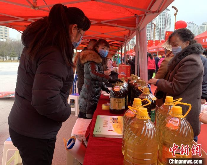 圖為市民們正在采購商品。　孫睿 攝