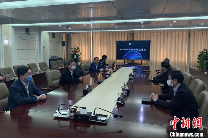 寧夏大學(xué)2020年春季首場綜合類“網(wǎng)絡(luò)雙選會”現(xiàn)場。　李佩珊 攝