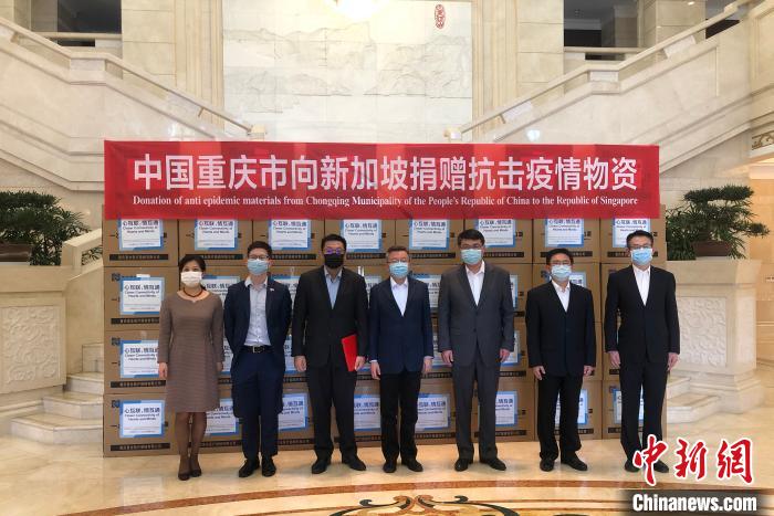 圖為捐贈(zèng)方與接收方代表合影留念?！⑾嗔?攝