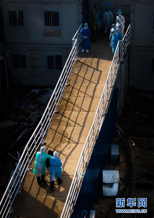 （聚焦疫情防控·圖文互動(dòng)）（10）分秒必爭(zhēng)！一切為了治病救人——中國(guó)抗疫生命至上的生動(dòng)實(shí)踐