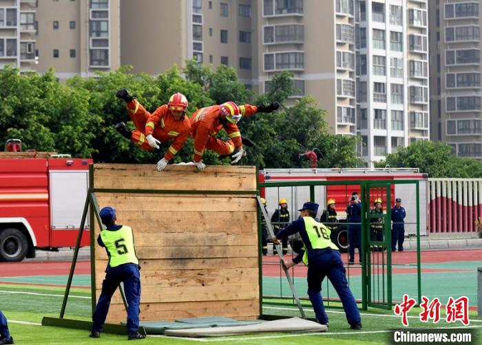 新消防員進(jìn)行消防障礙接力操展示?！⒅铱?攝