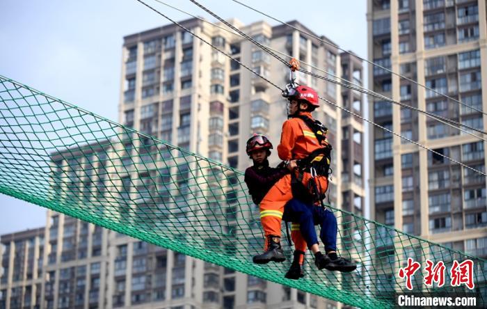 新消防員進(jìn)行T型救援操展示?！⒅铱?攝