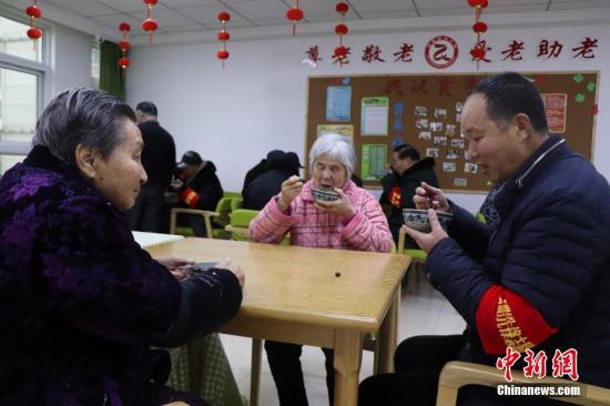 1月13日，志愿者為社區(qū)養(yǎng)老院送臘八粥。當(dāng)日是中國傳統(tǒng)臘八節(jié)，安徽省合肥市濱湖欣園社區(qū)志愿者為社區(qū)養(yǎng)老院送去臘八粥、慰問品和節(jié)日的祝福。<a target='_blank'  data-cke-saved- >中新社</a>發(fā) 余秀娟 攝