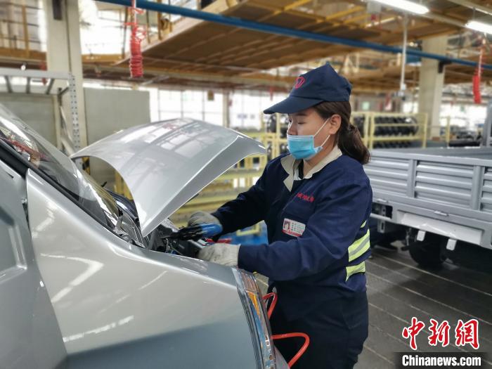 在滿足國外市場供應的同時，成功汽車也緊盯國內(nèi)市場，拓渠道保銷量?！「唢w 攝