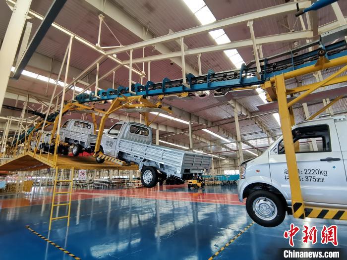 成功汽車是山西省重點轉(zhuǎn)型項目，擁有國內(nèi)先進的零部件、發(fā)動機整機自動裝配和發(fā)動機生產(chǎn)線、實驗線，還有國際一流的工業(yè)機器人。　高飛 攝