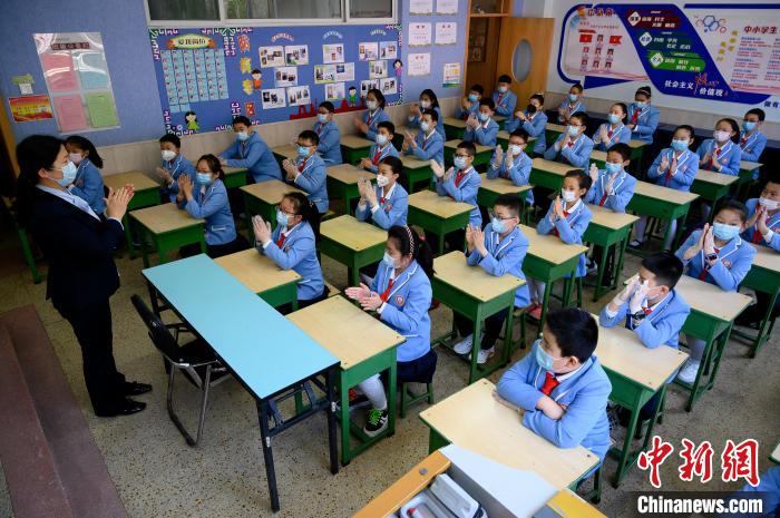 學(xué)校是人群密集場(chǎng)所，山西省疫情防控工作領(lǐng)導(dǎo)小組要求，要周密閉環(huán)做好疫情防控。　韋亮 攝