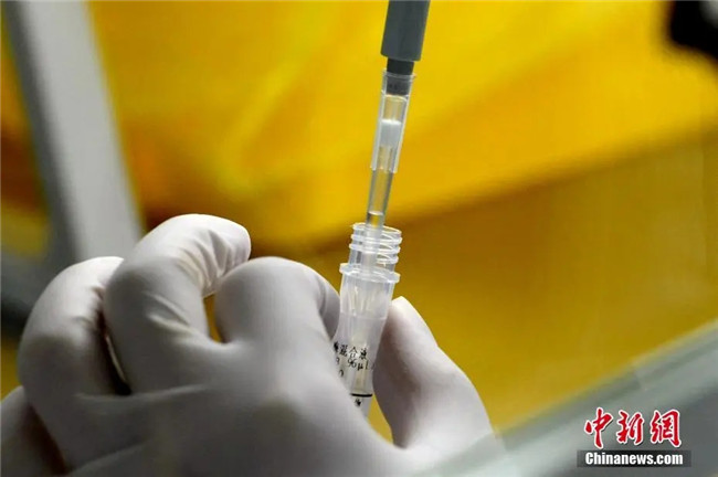 資料圖：工作人員正在準備檢測試劑。<a target='_blank'  data-cke-saved- >中新社</a>記者 王東明 攝