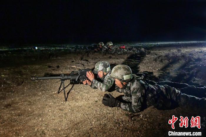 夜間狙擊手摧毀敵探照燈?！∑呀?攝