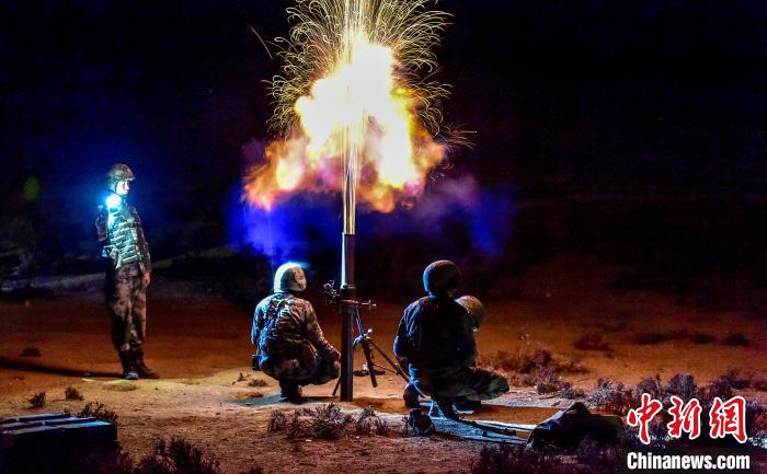 演練中偵察兵在夜間利用迫擊炮摧毀敵輕型裝甲?！」鶘|東 攝