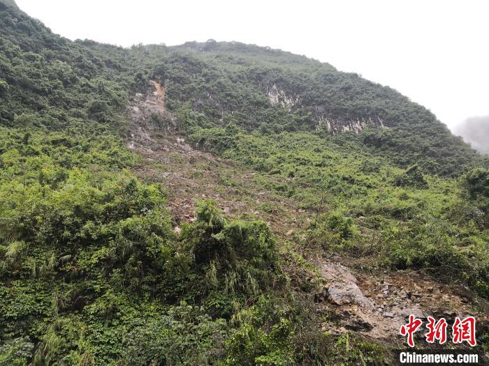 山體滑坡處?！↑S鵬 攝