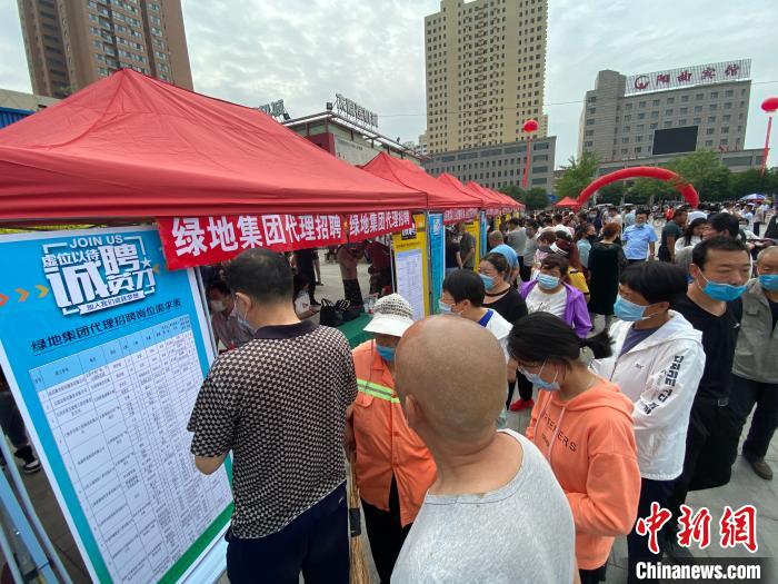 一些知名企業(yè)展臺前，投遞簡歷、咨詢就業(yè)的人絡(luò)繹不絕?！∏愊?攝