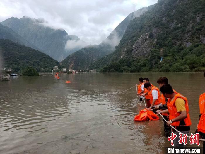 救援人員正在全力營(yíng)救被困群眾。　丹巴宣提供 攝