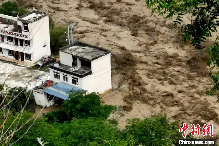 洪水淹沒房屋。　丹巴宣提供 攝