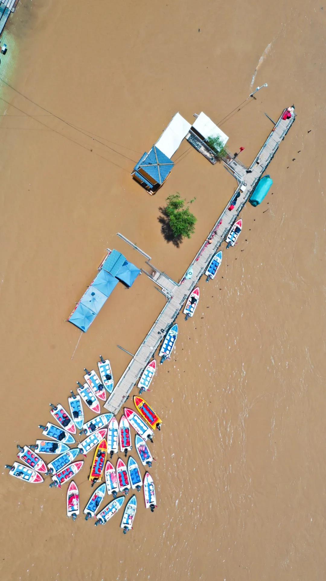 ▲圖為6月27日已暫時關(guān)閉的黃河蘭州段一處快艇碼頭（無人機照片）。新華社發(fā)（郎兵兵 攝）