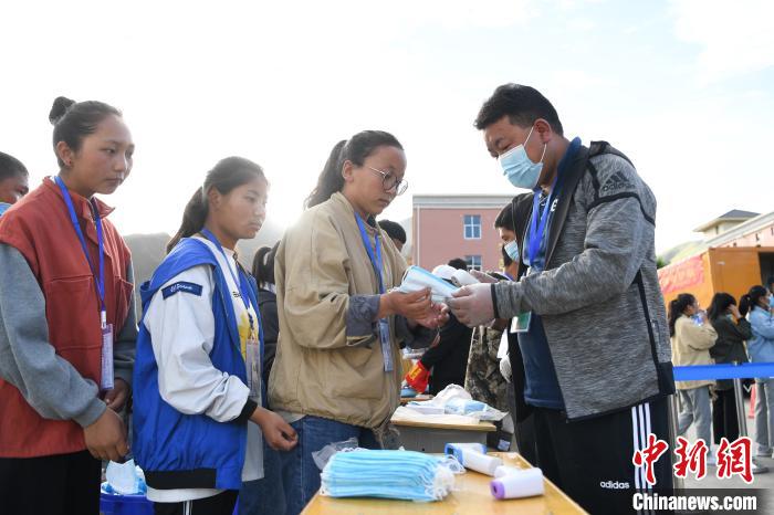 7月7日，考生在拉薩三高考點外領(lǐng)取口罩?！『闻罾?攝
