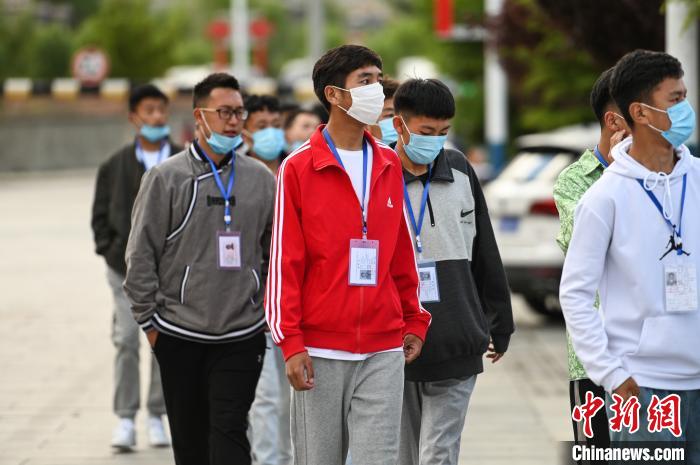 7月7日，考生在拉薩三高考點外有序排隊，等待進入考場。　何蓬磊 攝