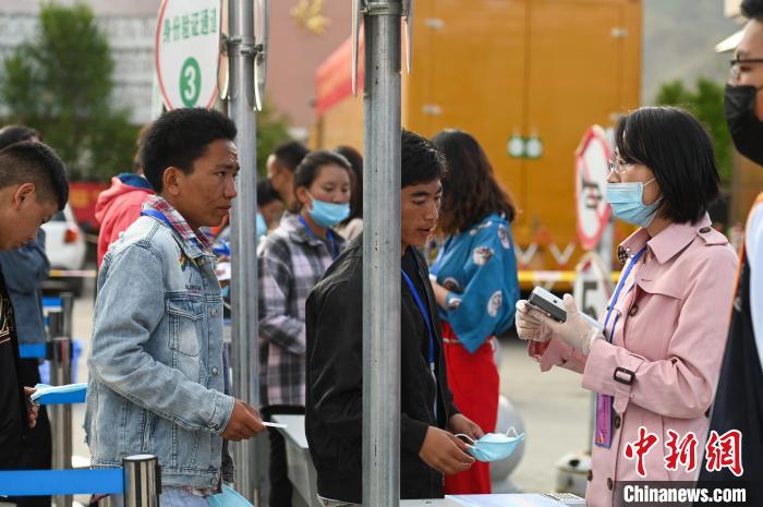 7月7日，考生在拉薩三高考點外進行身份證件核驗?！『闻罾?攝