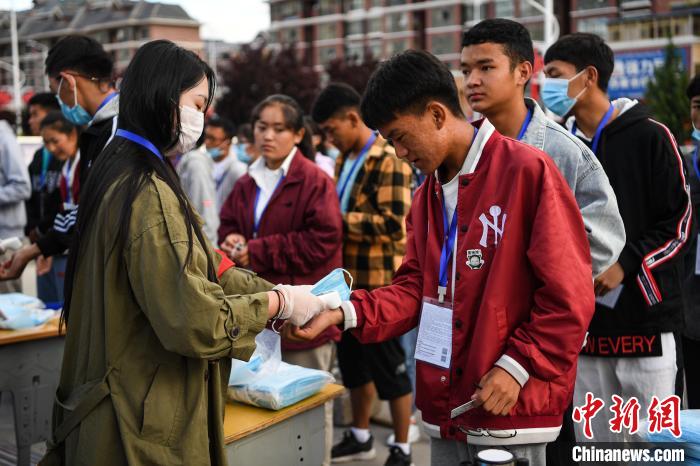 7月7日，考生在拉薩三高考點外測量體溫?！『闻罾?攝