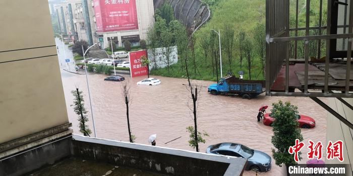 圖為重慶萬州城區(qū)積水嚴(yán)重。　重慶萬州區(qū)委宣傳部供圖 攝