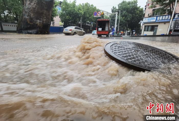 圖為重慶萬州城區(qū)積水嚴(yán)重?！≈貞c萬州區(qū)委宣傳部供圖 攝