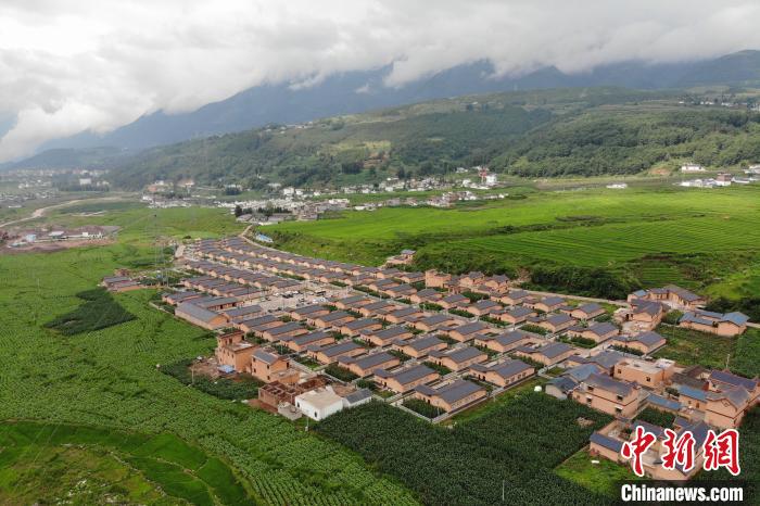 甲甲溝村新建農(nóng)房掩映在農(nóng)作之間?！埨?攝