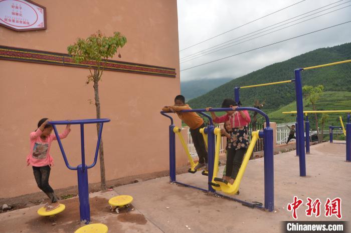 甲甲溝村里玩耍的孩子?！埨?攝