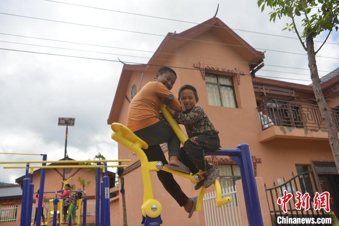 甲甲溝村里玩耍的孩子?！埨?攝