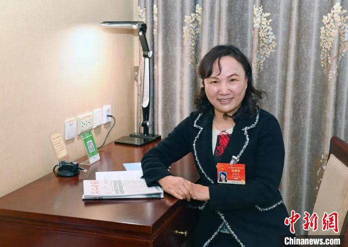 全國人大代表，浙江省臺州市椒江區(qū)大陳實驗學校校長、黨支部書記翁麗芬 蔡榮章 攝