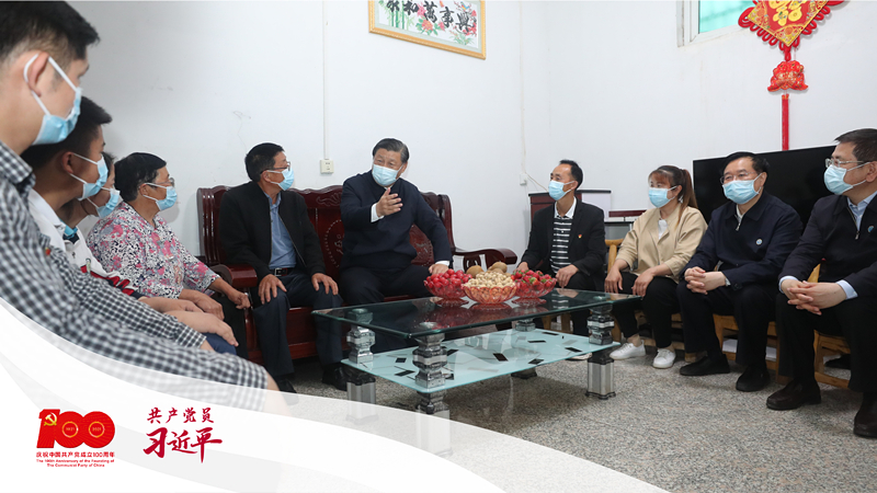 2021年5月13日下午，習近平總書記在河南省南陽市淅川縣九重鎮(zhèn)鄒莊村，同移民戶鄒新曾一家三代圍坐在一起聊家常。