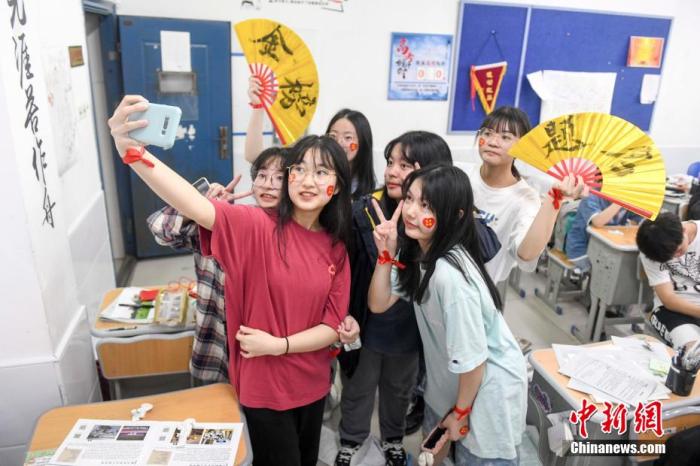 資料圖：6月6日，2021年高考前夕，湖南長沙同升湖實驗學校高三年級，考生們在教室內(nèi)合影。 楊華峰 攝