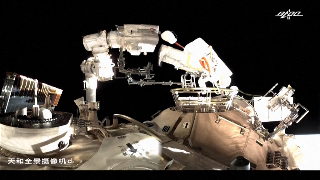 2021年12月26日晚，神十三航天員乘組進(jìn)行第二次出艙活動(dòng)。航天員葉光富將自己依附在機(jī)械臂上。