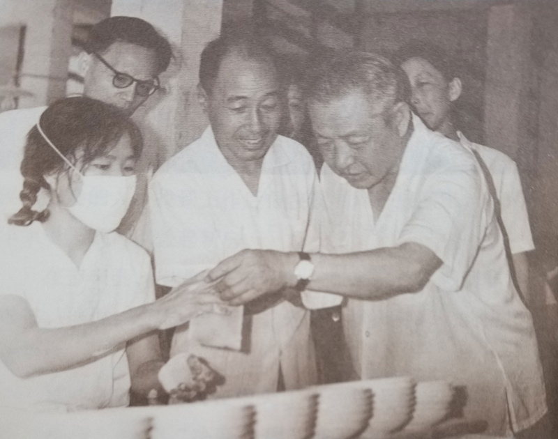 習(xí)仲勛在廣東積極探索國有企業(yè)改革的路子，支持并推廣“清遠(yuǎn)經(jīng)驗(yàn)”，擴(kuò)大企業(yè)自主權(quán)，提高企業(yè)生產(chǎn)效率。圖為習(xí)仲勛考察企業(yè)，了解企業(yè)生產(chǎn)和改革情況。