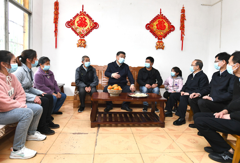 2021年4月25日上午，習(xí)近平在廣西壯族自治區(qū)桂林市全州縣才灣鎮(zhèn)毛竹山村村民王德利家中看望，同一家人圍坐在一起聊家常。