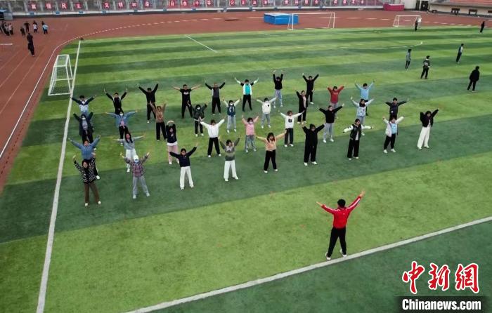 寧夏大學(xué)校園內(nèi)，學(xué)生跟隨老師練習(xí)八段錦。 謝宇 攝