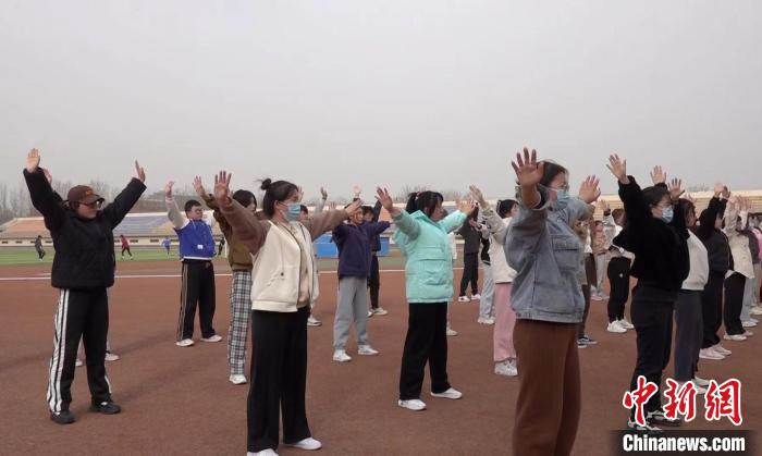 寧夏大學(xué)校園內(nèi)，學(xué)生練習(xí)八段錦。 謝宇 攝