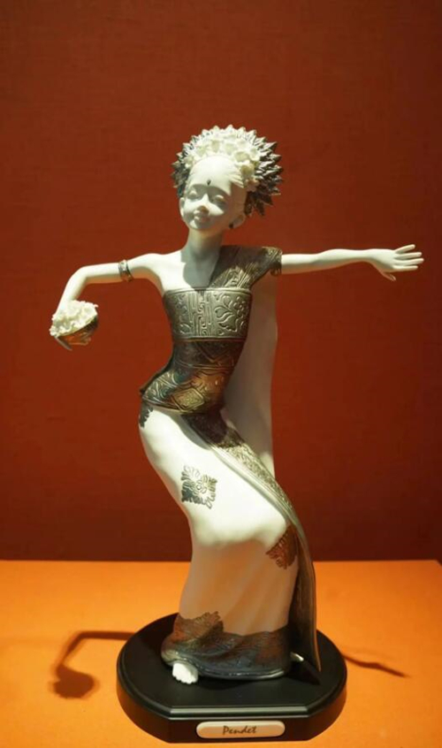 2013年10月，時(shí)任印度尼西亞總統(tǒng)蘇西洛贈(zèng)送習(xí)近平主席的鑲錫瓷塑舞者。