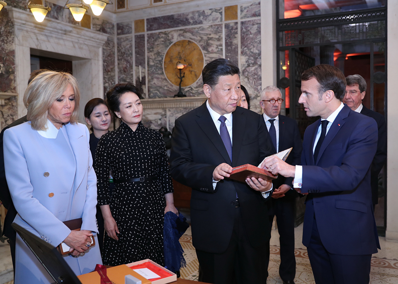 2019年3月24日，習(xí)近平在法國(guó)尼斯會(huì)見(jiàn)法國(guó)總統(tǒng)馬克龍。會(huì)見(jiàn)前，馬克龍向習(xí)近平贈(zèng)送1688年法國(guó)出版的首部《論語(yǔ)導(dǎo)讀》法文版原著。
