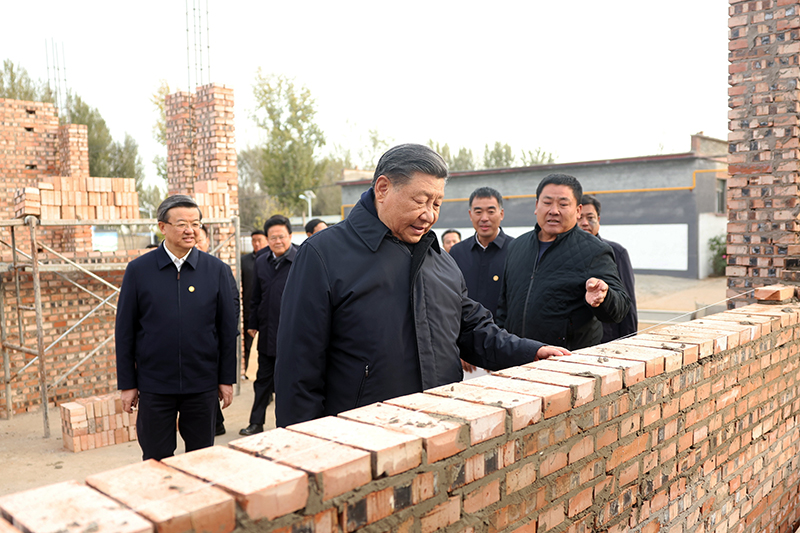 2023年11月10日，習(xí)近平總書記在河北保定涿州市刁窩鎮(zhèn)萬全莊村房屋重建施工現(xiàn)場考察。