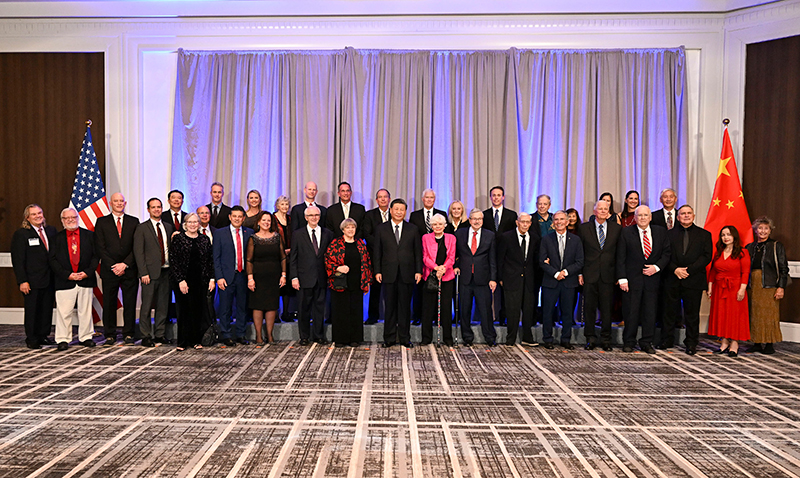 這是美國友好團體聯(lián)合歡迎宴會開始前，習(xí)近平主席會見飛虎隊和史迪威將軍后人、鼓嶺、艾奧瓦州、華盛頓州等方面友好人士代表，同他們親切交談并合影留念。